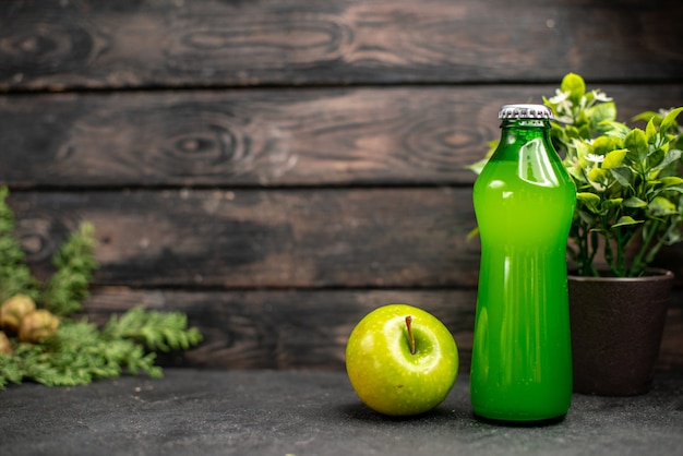 Vooraanzicht verse appellimonade in fles appel potplant