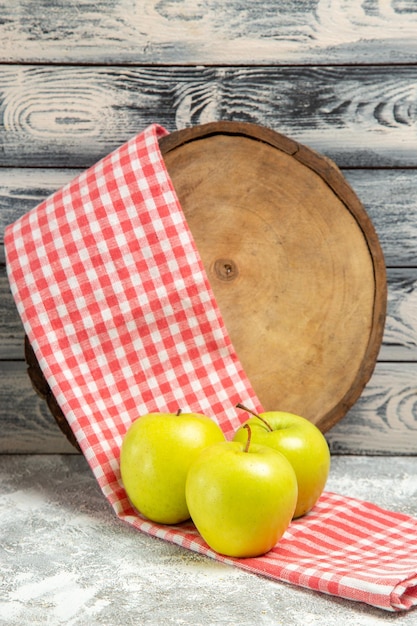 Vooraanzicht verse appels met handdoek op grijze achtergrond rijp vers fruit zachte boomplant