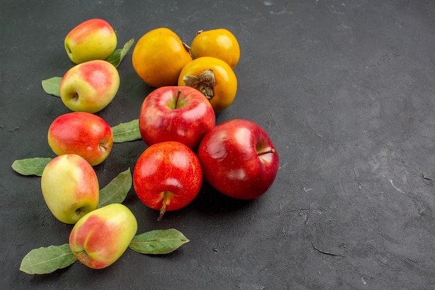 Vooraanzicht verse appels met kaki op donkere tafel mellow tree vers rijp