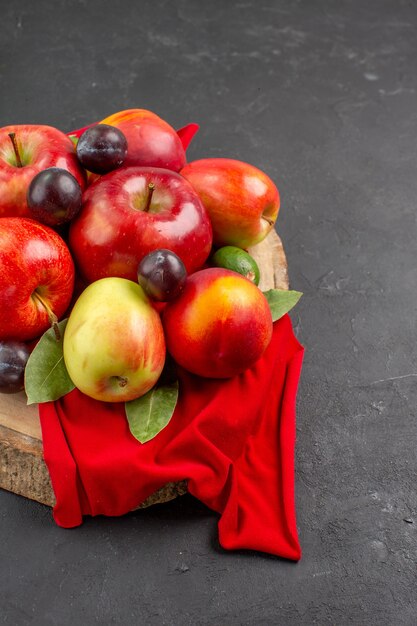 Vooraanzicht verse appels met perziken en pruimen op de donkere tafel rijpe zachte sapboom