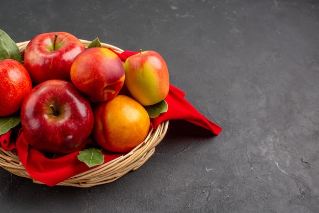 Vooraanzicht verse appels met perziken in mand op donkere tafelboom vers fruit rijp