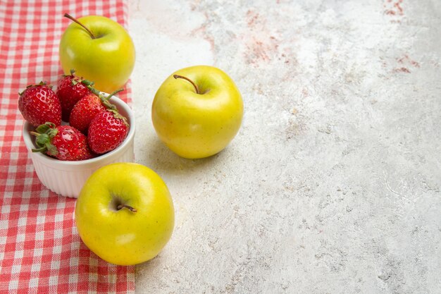 Vooraanzicht verse appels met rode bessen op een witte tafelfruitbessenkleur