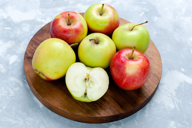 Vooraanzicht verse appels rijp zacht fruit op lichtwit bureau fruit voedsel vitamine kleurenfoto