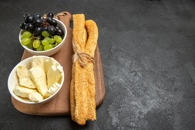 Vooraanzicht verse druiven met kaas en brood op de donkere achtergrond fruit zachte rijpe boom vitamine voedsel melk