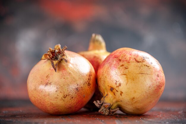 Vooraanzicht verse granaatappels op donkerrood