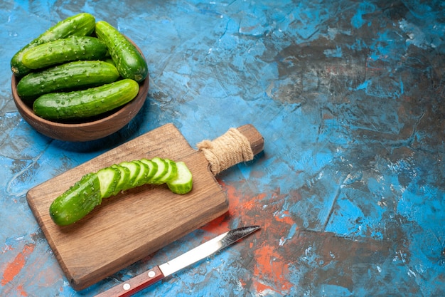 Vooraanzicht verse groene komkommers in plaat op blauwe achtergrond maaltijdsalade gezondheid foto rijp voedsel dieet kleur