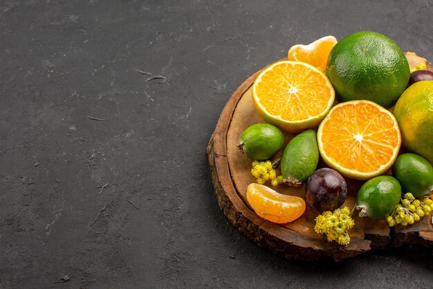 Vooraanzicht verse groene mandarijnen met feijoa's op de donkere ruimte