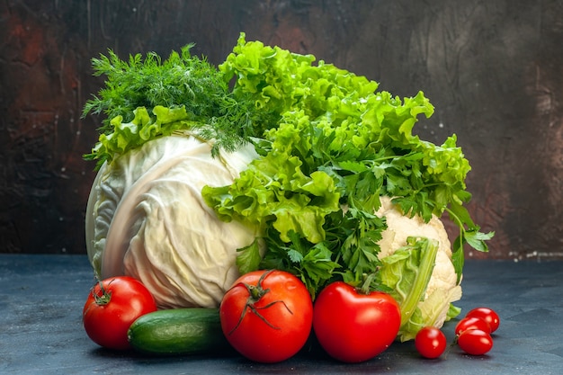 Vooraanzicht verse groenten kool paprika sla bloemkool peterselie tomaten komkommer dille op donkere ondergrond