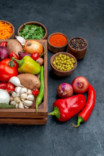 Vooraanzicht verse groenten met greens op donkere tafel plantaardige kleur rijpe salade