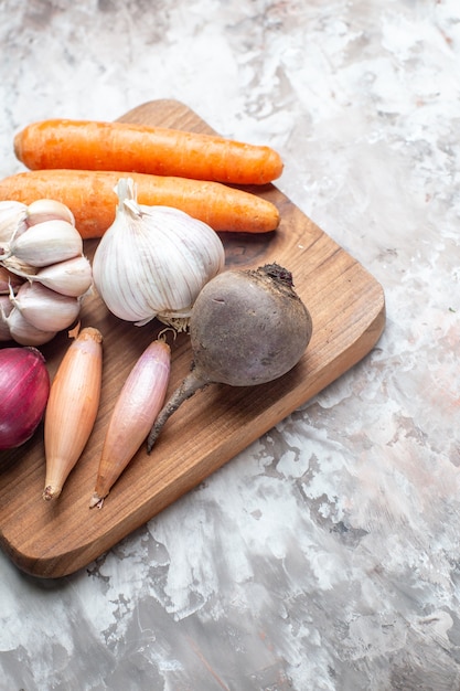 Vooraanzicht verse groenten met knoflook op witte tafel