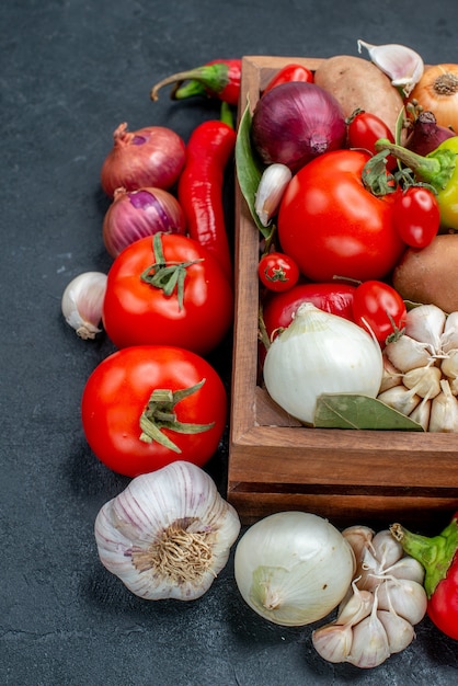 Vooraanzicht verse groenten samenstelling op grijze bureau rijpe salade frisse kleur