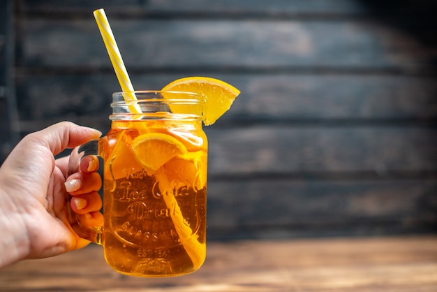 Vooraanzicht verse jus d'orange binnenkant blikje op donkere bar fruit kleurenfoto cocktail drinken vrije ruimte