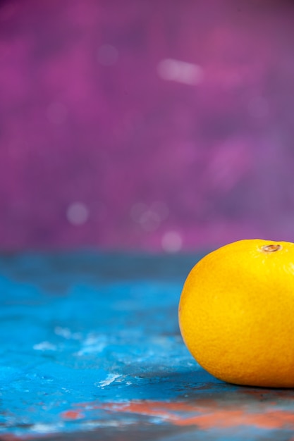 Vooraanzicht verse mandarijn op gekleurde tafel