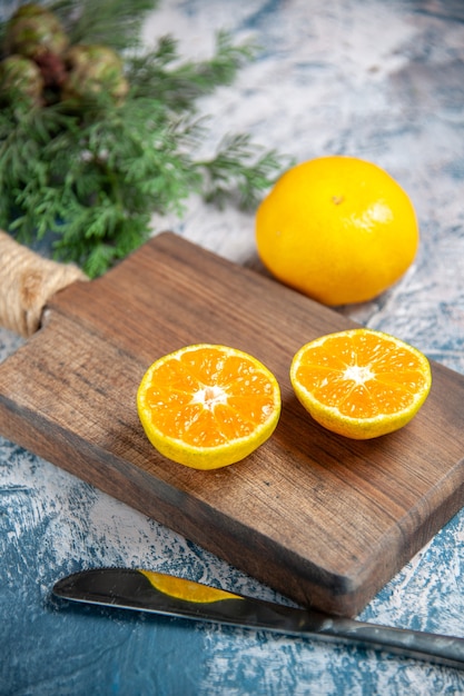 Gratis foto vooraanzicht verse mandarijn op lichtblauwe tafel