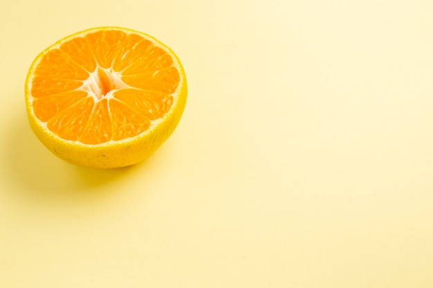 Vooraanzicht verse mandarijnschijf op witte tafel