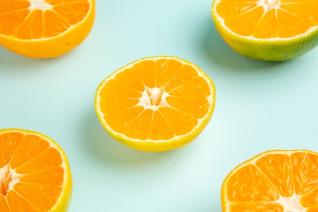 Gratis foto vooraanzicht verse mandarijnschijfjes op de lichtblauwe tafel