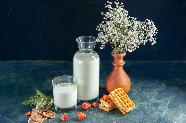 Vooraanzicht verse melk met koekjes op donkerblauwe ochtendtaart dessertcake honing ontbijtmelk