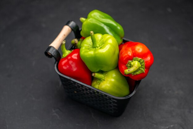 Vooraanzicht verse paprika in mand op donkere achtergrond maaltijdsalade kleurenfoto rijp