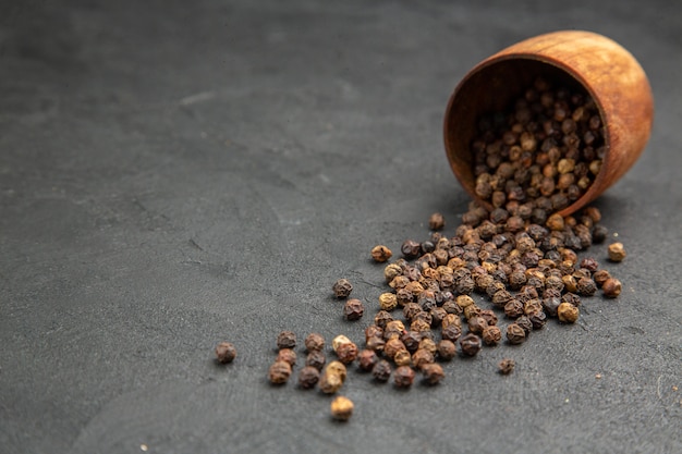 Vooraanzicht verse peper op grijze tafel