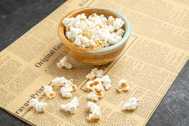 Vooraanzicht verse popcorn in plaat op donkere achtergrond snack film bioscoop voedsel maïs