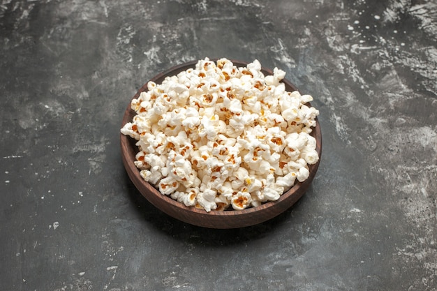 Vooraanzicht verse popcorn op donkere achtergrond snack film kleur duisternis bioscoop maïs