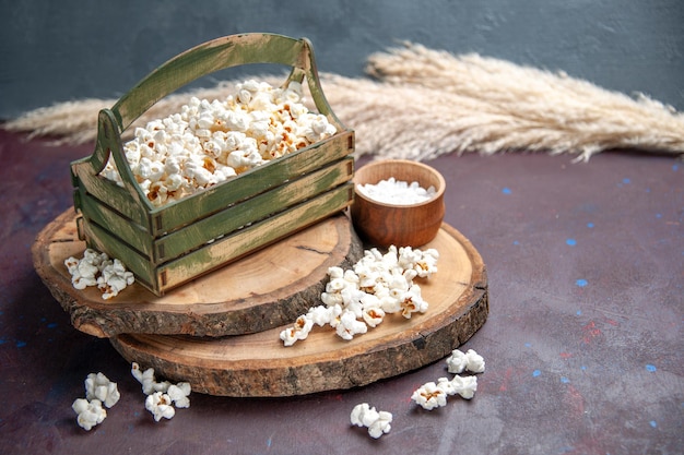 Vooraanzicht verse popcorn op het donkere oppervlak snack popcorn maïsvoedsel