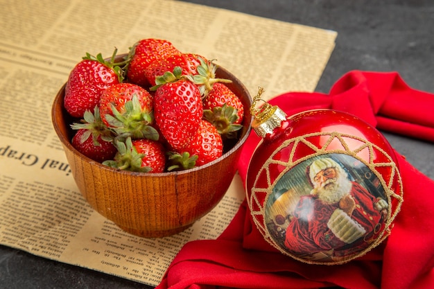 Vooraanzicht verse rode aardbeien in plaat op grijze achtergrond fruit foto zacht veel kleur
