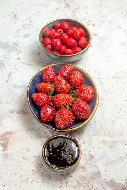 Vooraanzicht verse rode aardbeien met rood fruit op een witte tafel bessenfruit rood vers