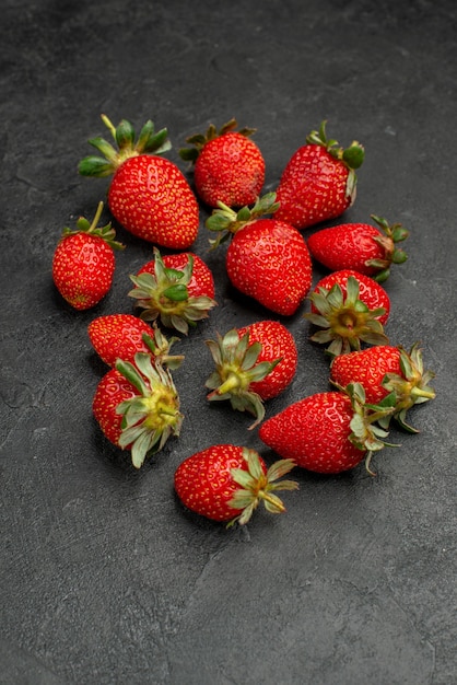 Vooraanzicht verse rode aardbeien op grijze achtergrondkleur berry tree juice zomer wild