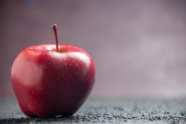 Vooraanzicht verse rode appel zacht rijp fruit op een donkerblauwe bureauplant veel fruitboom kleur rood vers