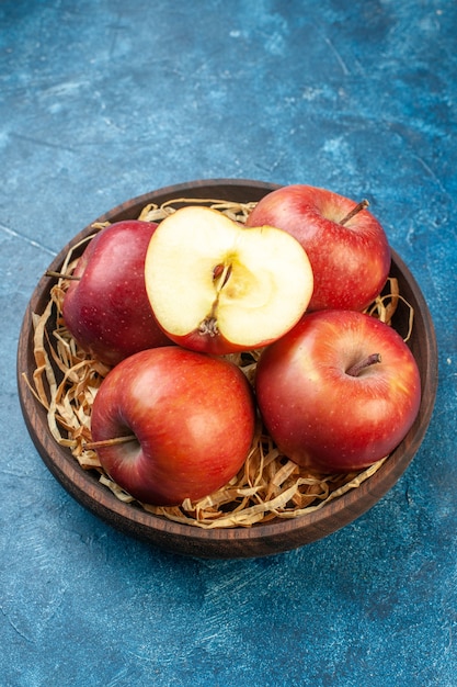 Vooraanzicht verse rode appels binnen plaat op het blauwe oppervlak