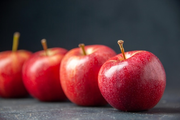 Vooraanzicht verse rode appels op de donkere achtergrondkleur zachte rijpe vitamine appel peer sap boom voedsel dieet