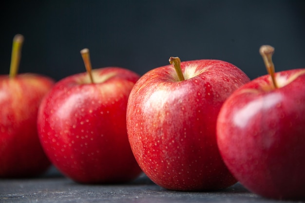 Vooraanzicht verse rode appels op de donkere achtergrondkleur zachte rijpe vitamine appel peer sap boom voedsel dieet