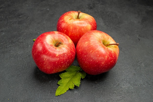 Gratis foto vooraanzicht verse rode appels op een grijze achtergrond rijpe foto kleur boom vruchtensap vitamine