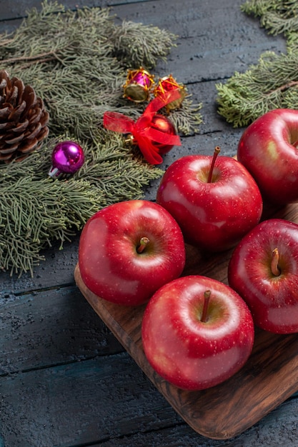 Vooraanzicht verse rode appels zacht rijp fruit op donkerblauwe bureauplant veel fruitkleur vitamine rood vers