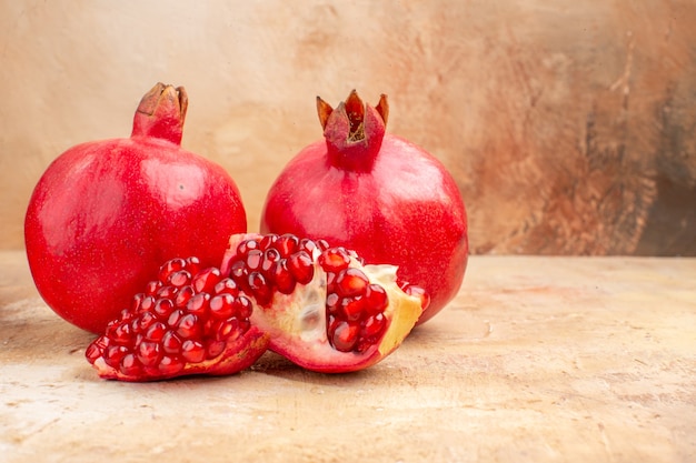 Vooraanzicht verse rode granaatappel op lichte achtergrond rode kleurenfoto zacht fruit