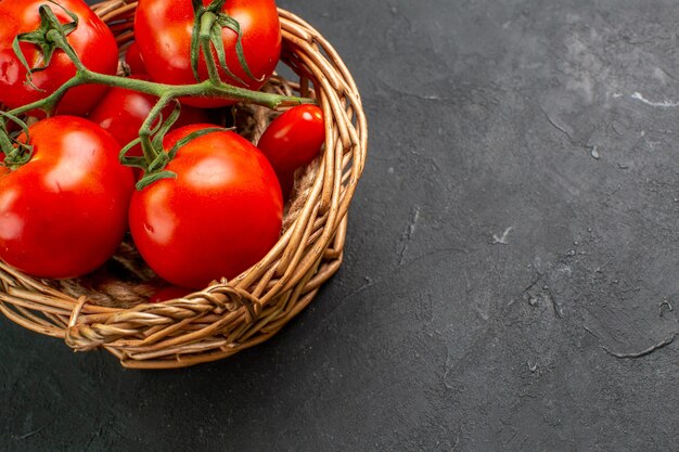 Vooraanzicht verse rode tomaten in mand