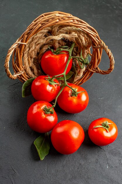 Vooraanzicht verse rode tomaten in mand
