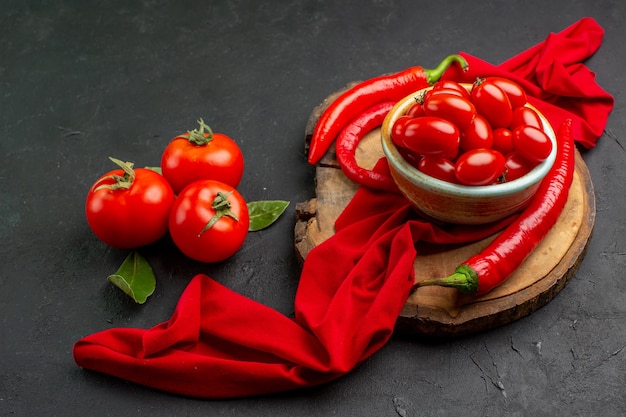 Vooraanzicht verse rode tomaten met pittige peper