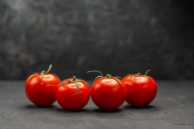 Vooraanzicht verse rode tomaten op donkere achtergrond rijpe maaltijd kleurenfoto salade