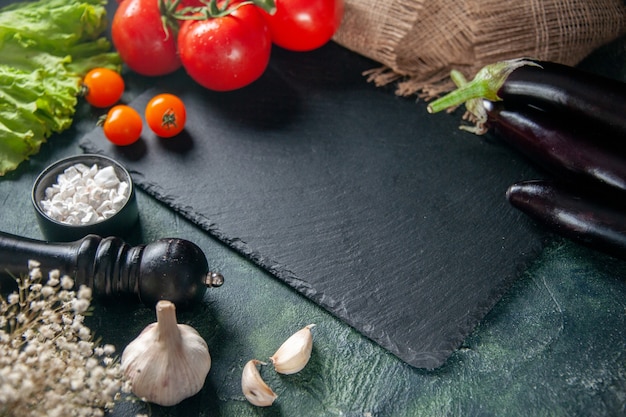 vooraanzicht verse rode tomaten op donkere achtergrond