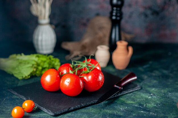 vooraanzicht verse rode tomaten op donkere achtergrond