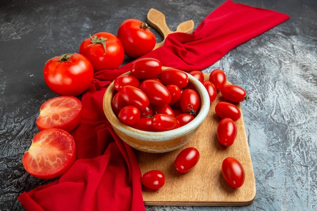 Gratis foto vooraanzicht verse rode tomaten