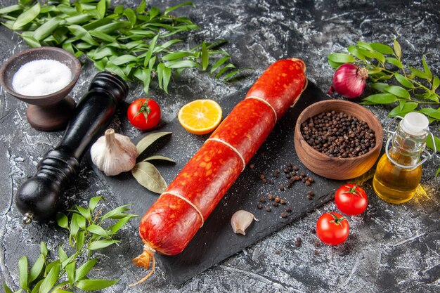 Vooraanzicht verse worst met peper en tomaten op licht donker sandwich vlees eten hamburger brood maaltijd kleur dier