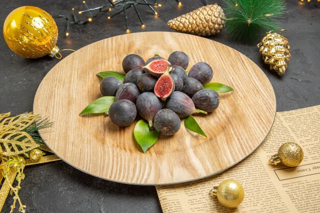 Vooraanzicht verse zoete vijgen binnen crème plaat op donkere achtergrond boom foto fruit donker