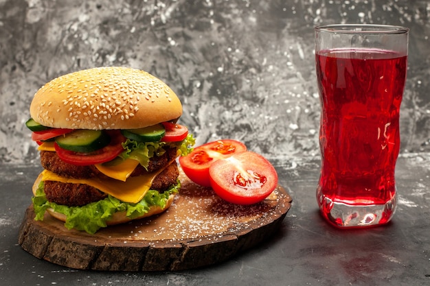 Vooraanzicht vlees hamburger met groenten en kaas op donkere ondergrond sandwich fast-food broodje