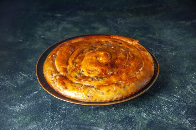 Vooraanzicht vleespastei in pan op donkere achtergrond gebak bak cake biscuit deeg kleur voedsel oven taart