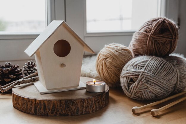 Vooraanzicht vogelhuisje en garen met kaars