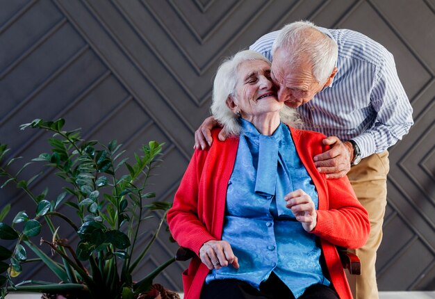 Vooraanzicht volwassen man en vrouw verliefd