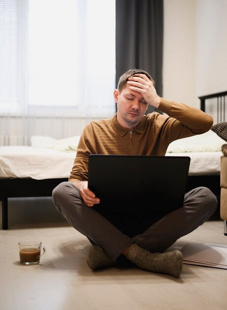 Vooraanzicht volwassen mannetje dat freelance werk doet